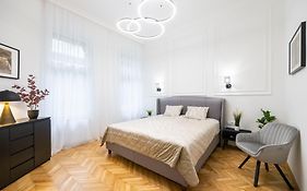 Luxurious Central 4Bedrm 3Bathrm Residence W/ Balcony